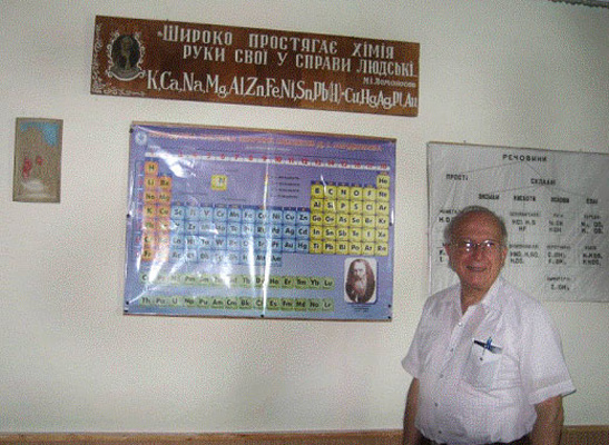 В здании Уневской школы. Роальд Хоффман у таблицы Менделеева. 2006 год